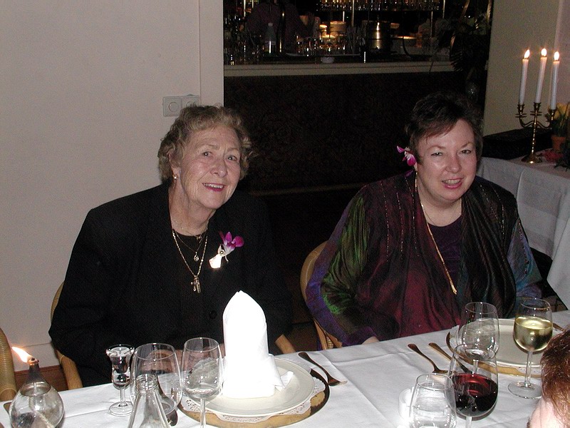 25-Jan-2001 17:31 - Amsterdam - Elaine Babcock (right) and her mum