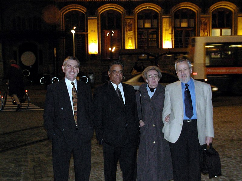 22-Oct-2001 23:01 - Amsterdam - Dam Square: Chris Parnell, Vish Vishwanathan, Chris Greenslade and his wife