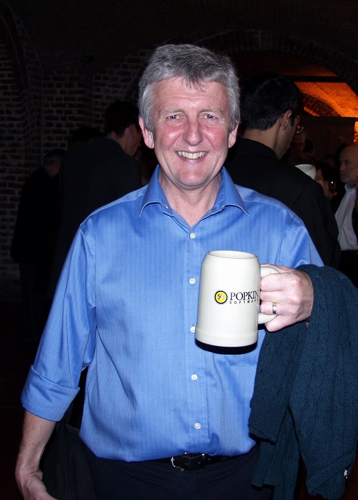 21-Apr-2004 18:39
Brussels
Offsite - Les Caves de Cureghem
David Harrison from Popkin - a happy sponsor carefully keeping his mug the right way round