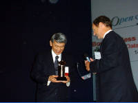 16-Oct-2002 09:56
Cannes
Wireless Data Summit
Allen Brown presents a special Open Cannes award to Ohboshi-san of NTT Docomo in recognition of his being the first ever Japanese keynote speaker at a meeting on The Open Group.